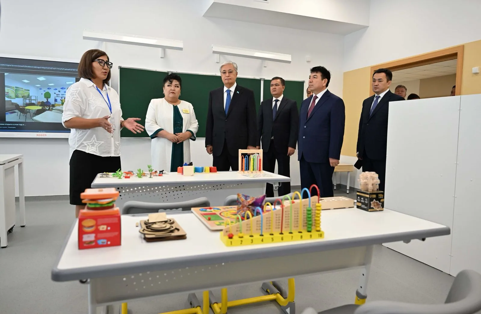 President Tokayev listens to a briefing on interactive teaching aids in the Kazakhstan showroom